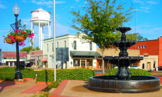 Street scene in downtown Henderson, Texas